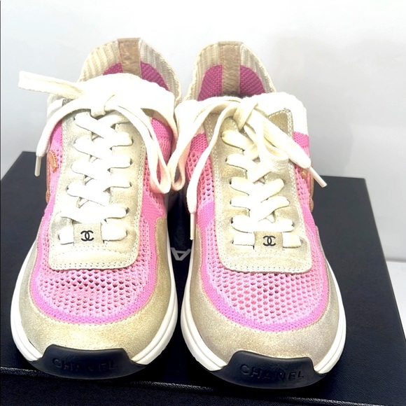 CHANEL 2020 Interlocking CC Logo Sneakers - Picture 2 of 13